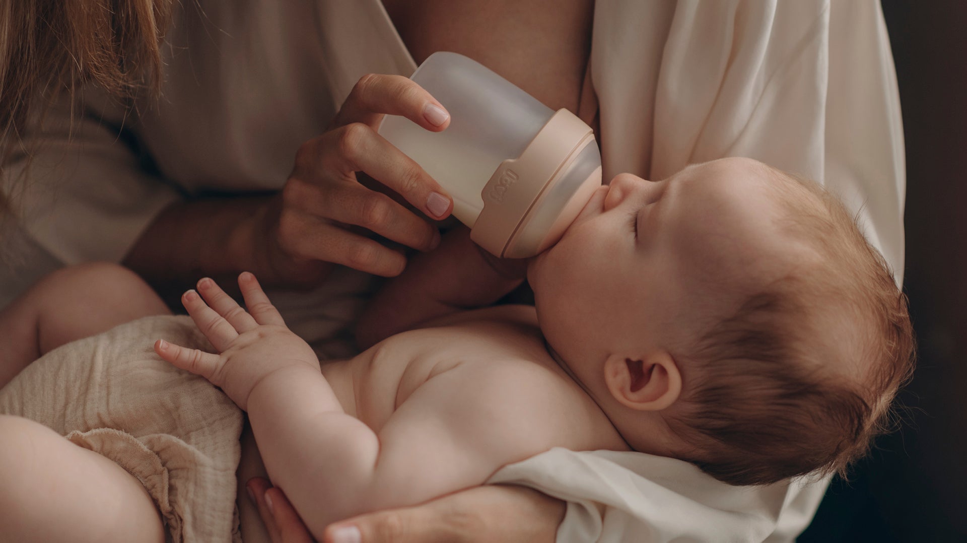 Bébé buvant au biberon anti-colique Difrax LOVI, conçu pour réduire les coliques et offrir une tétée confortable.