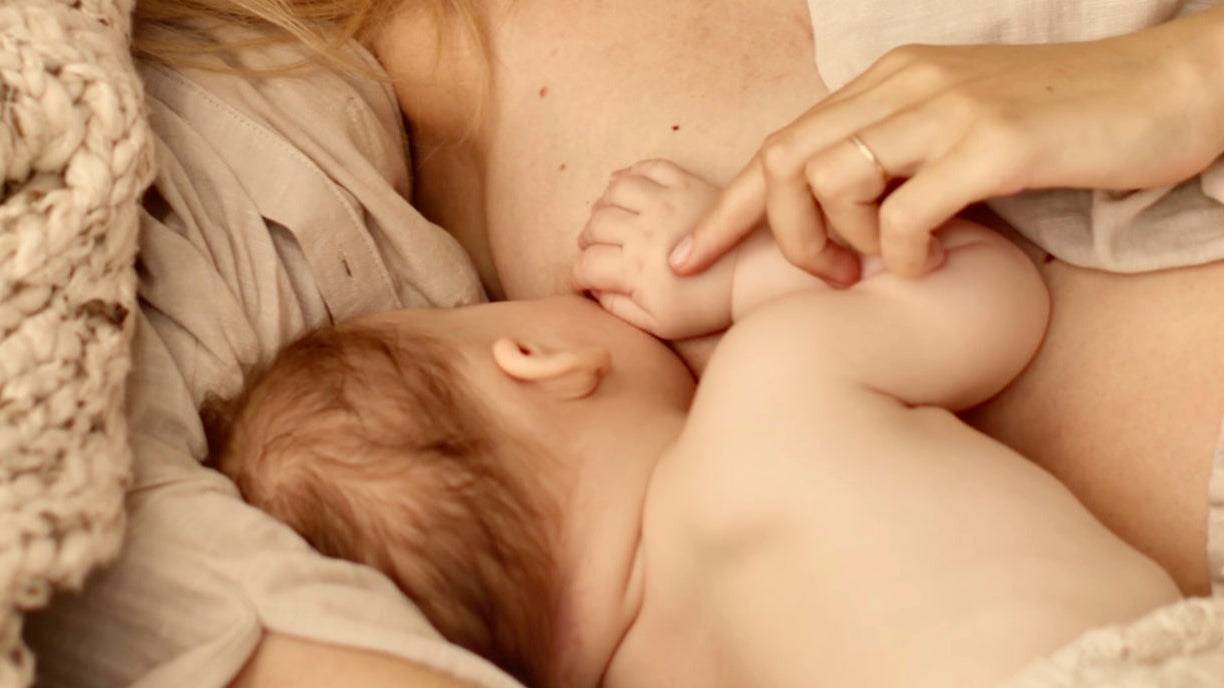 Bébé allaité avec du lait maternel aux multiples usages