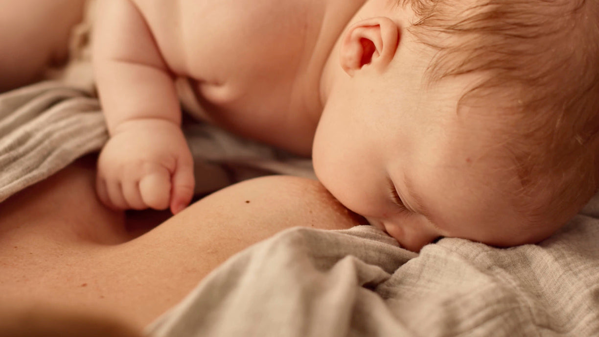 Bébé correctement allaité, montrant une bonne prise du sein