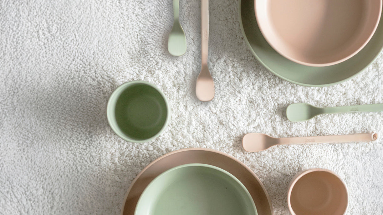 Bols et cuillères pour les premiers repas de bébé