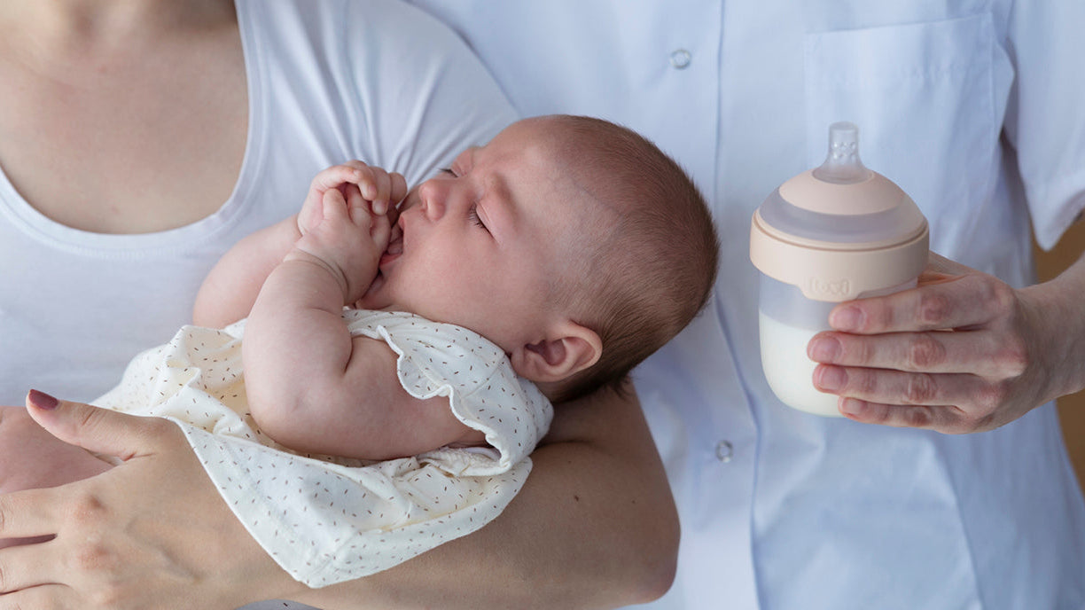 Mère tenant son bébé lors de la période post-partum