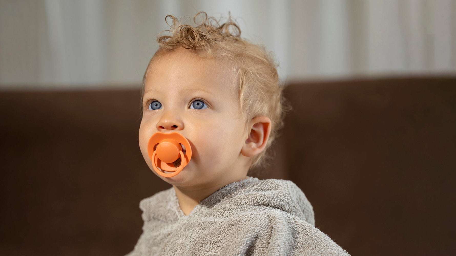 Enfant avec la sucette Prime en bouche, adoption rapide et design respirant.