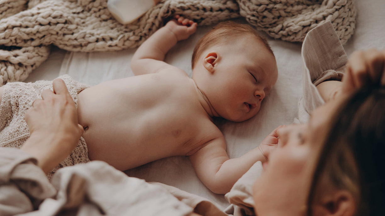 Doux moment entre une mère et son nouveau-né sur le lit.