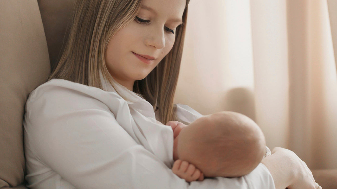 Maman tenant tendrement son bébé dans ses bras.