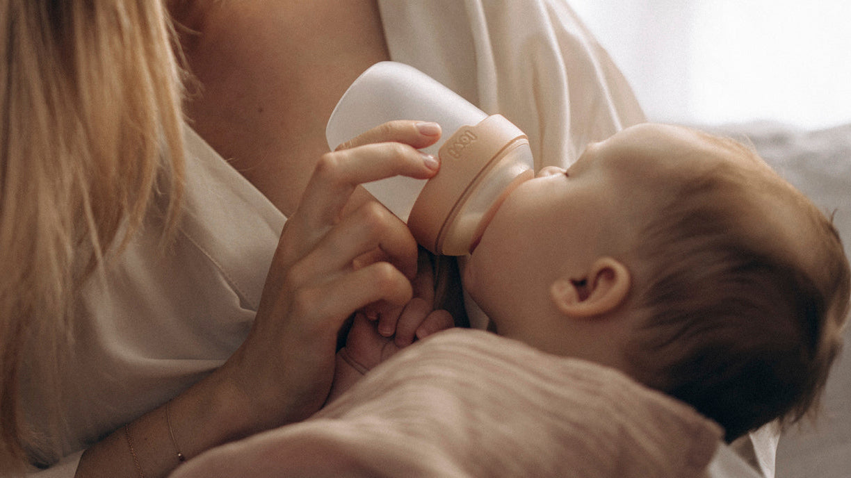 Mère donnant du lait maternel exprimé à son bébé au biberon