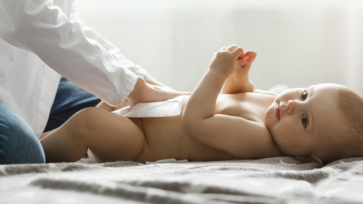 Bébé garçon en train d’être changé, avec des soins attentifs pour garantir hygiène, confort et sécurité.