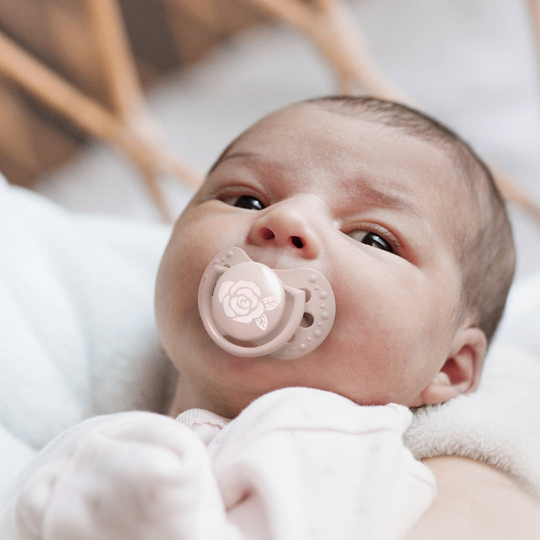 Un nouveau-né fille avec une sucette rose clair de la collection Difrax LOVI Baby Shower.