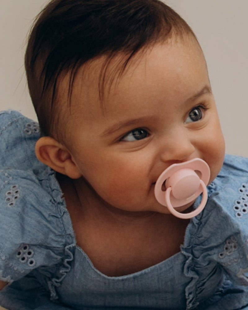 Une collection de sucettes dans des tons naturels allant de l’ivoire au brun clair. Les sucettes font partie de la collection Difrax LOVI dynamic pacifiers.