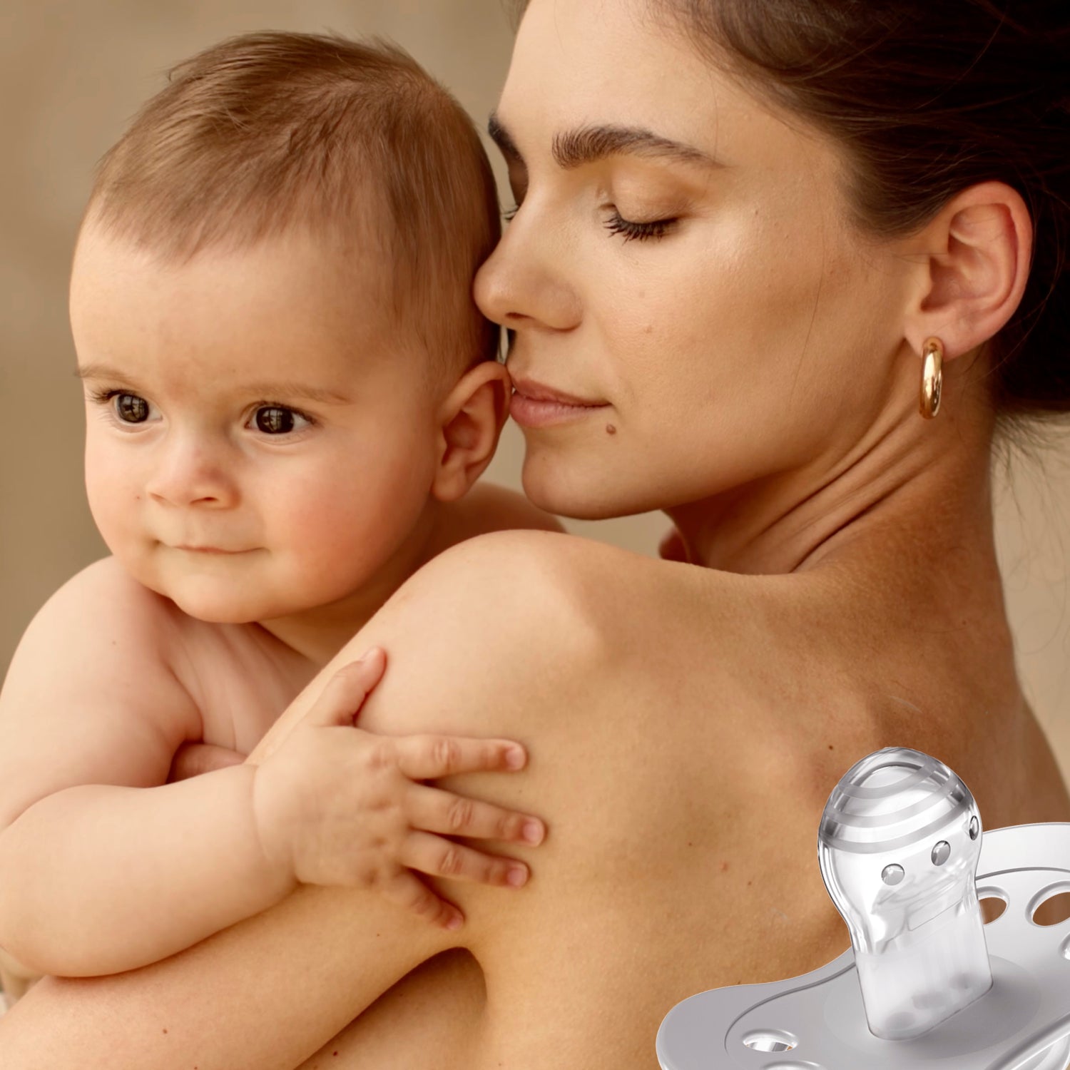 Maman et bébé utilisant une sucette en silicone médical Difrax LOVI, garantie sans allergènes et idéale pour un confort naturel