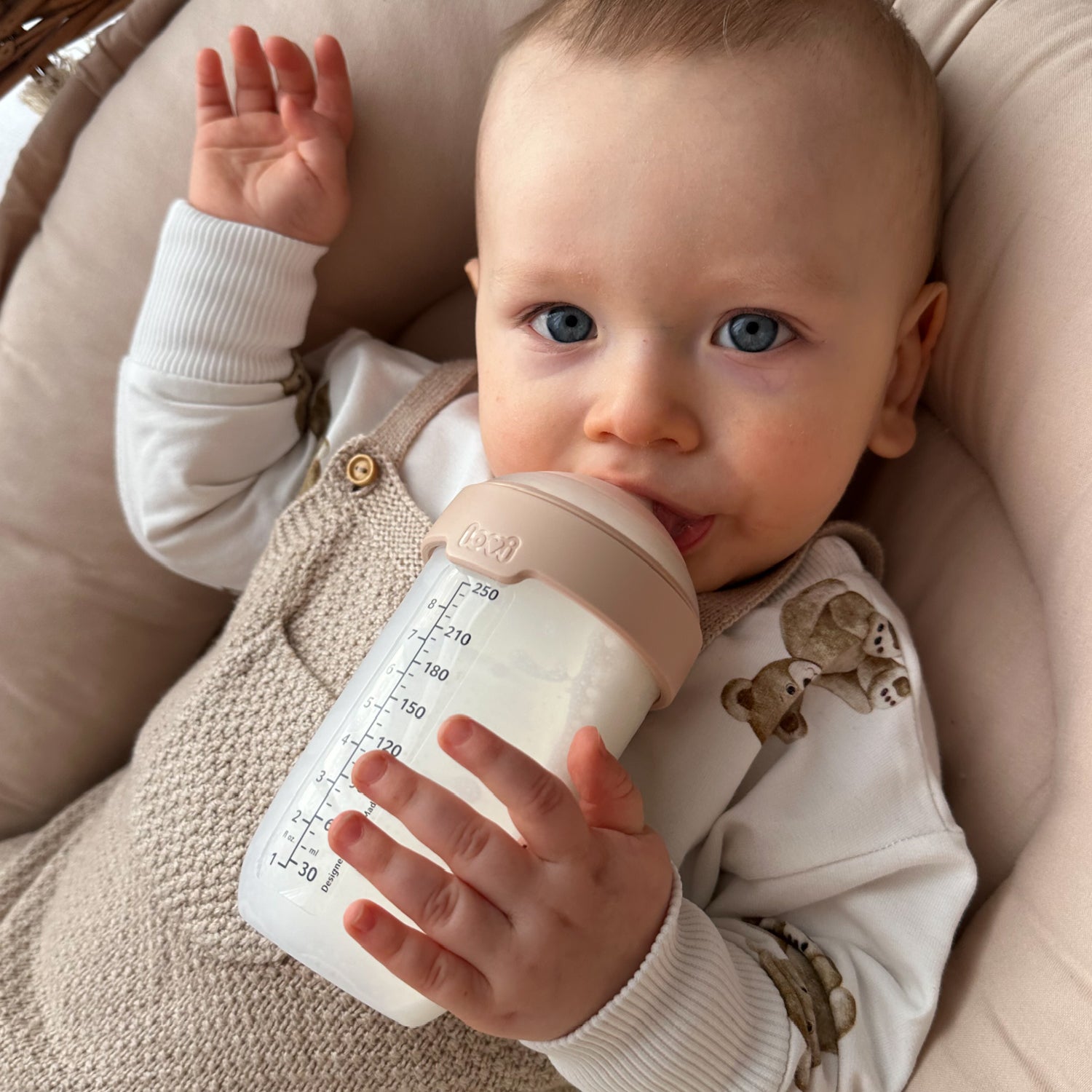 Bébé buvant seul à la bouteille Mammafeel, parfait pour l'autonomie