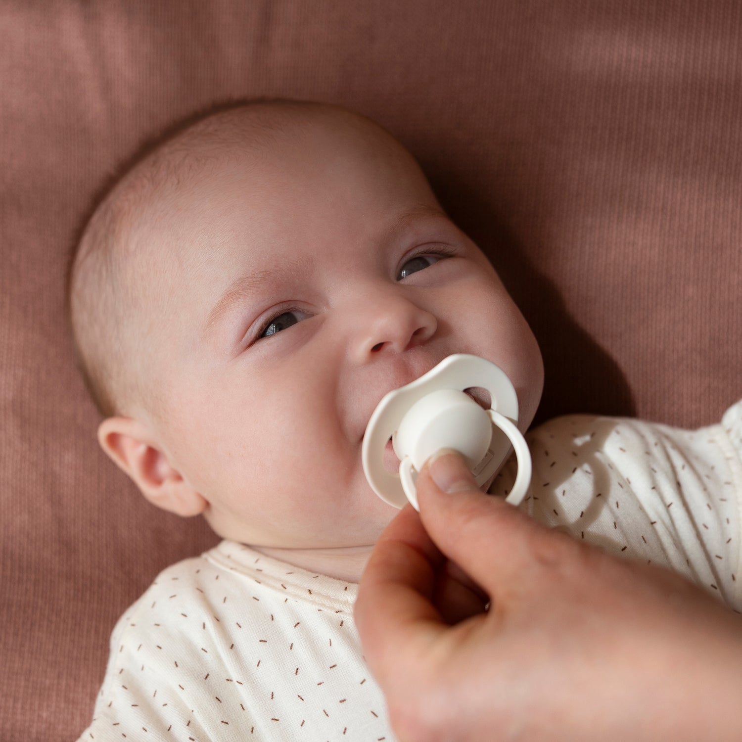Bébé utilisant la sucette Prime 0-6m Difrax LOVI couleur coconut de l’ensemble de luxe pour bébé.