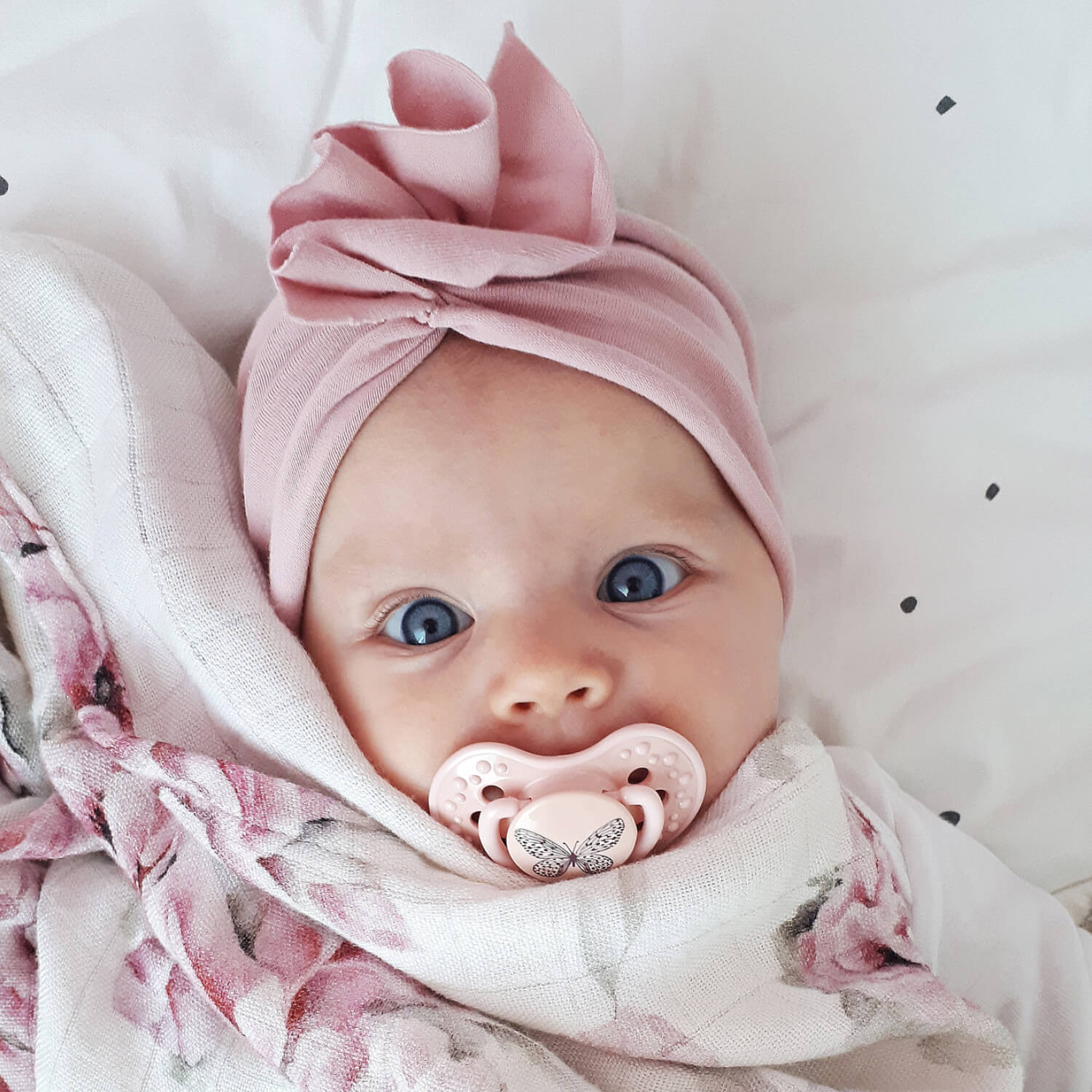 Bébé avec sa mère et sa tétine rose Botanic collection 0-3 mois.