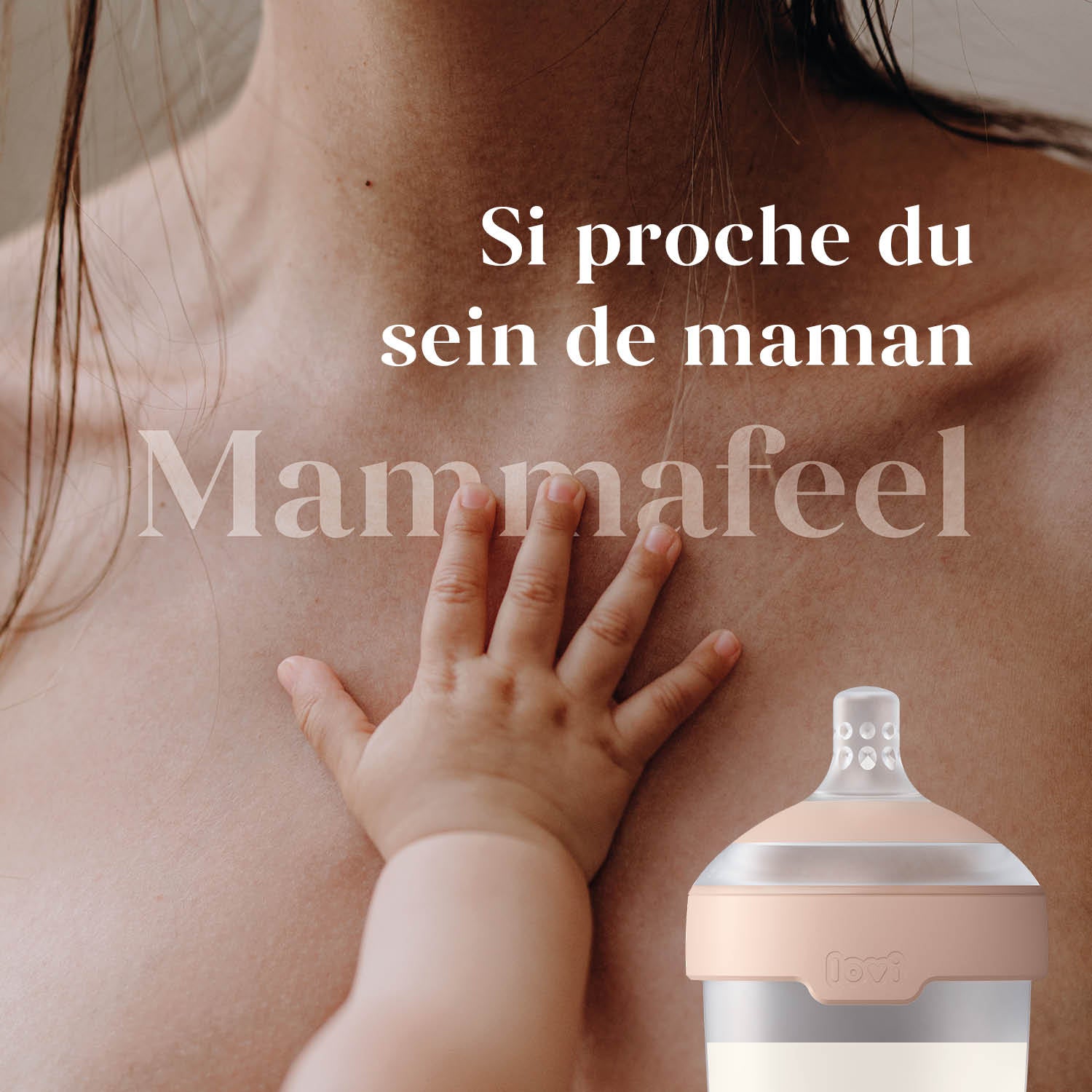 Main de bébé sur la mère avec le biberon Mammafeel Difrax LOVI, si proche du sein de maman pour un allaitement naturel et confortable.