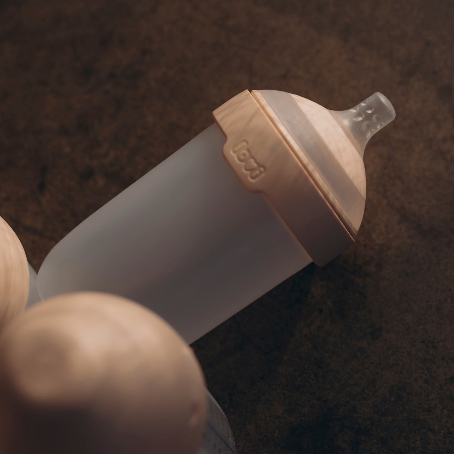 Biberon MammaFeel avec tétine imitant le sein maternel, facilitant la transition entre allaitement et biberon, disponible en tailles 0m+, 1m+, 3m+, 6m+ et 9m+. Parfait pour l’allaitement mixte, respectant le rythme naturel de bébé.