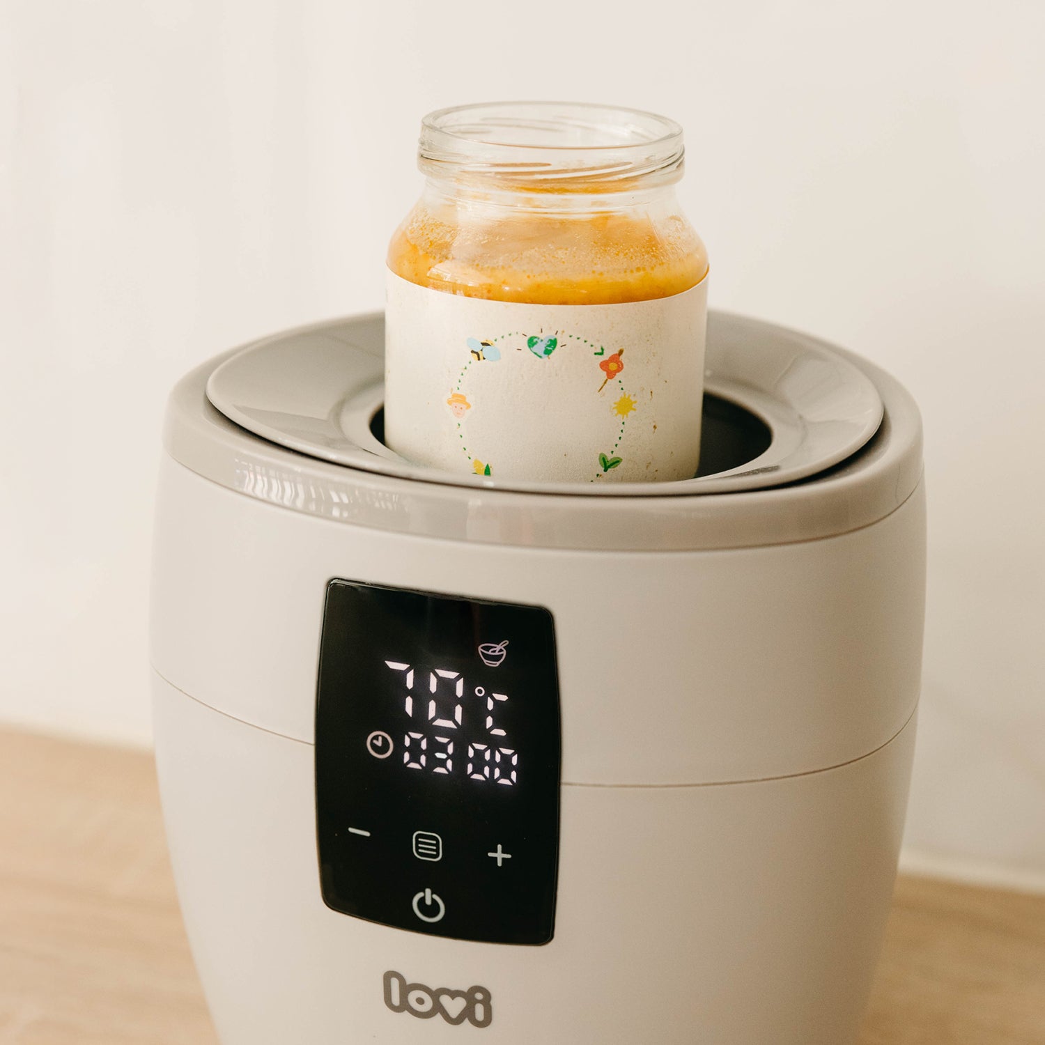 Chauffe-biberon réchauffant un pot de nourriture pour bébé à 70 degrés