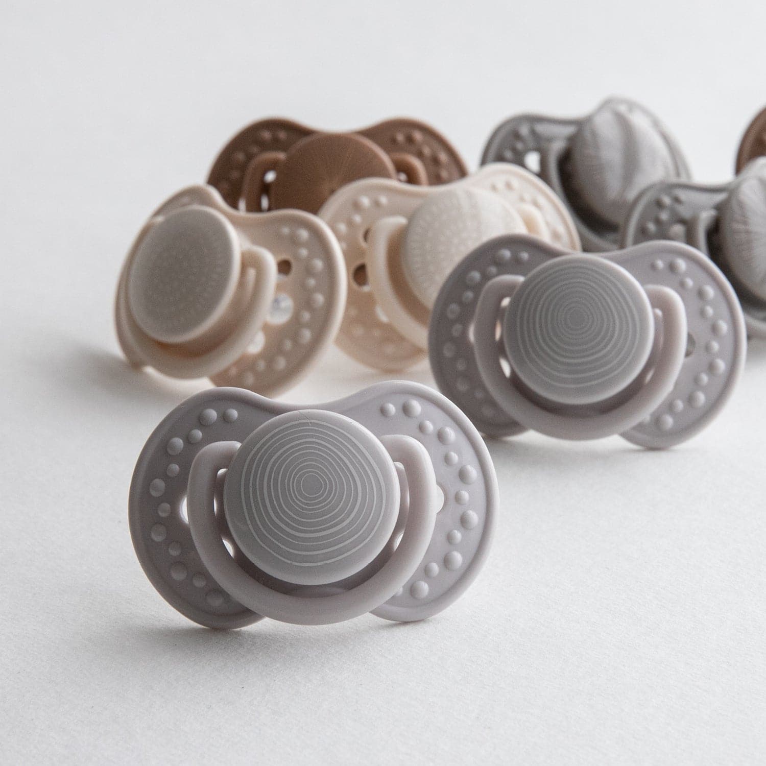 Différentes couleurs de tétines beiges.