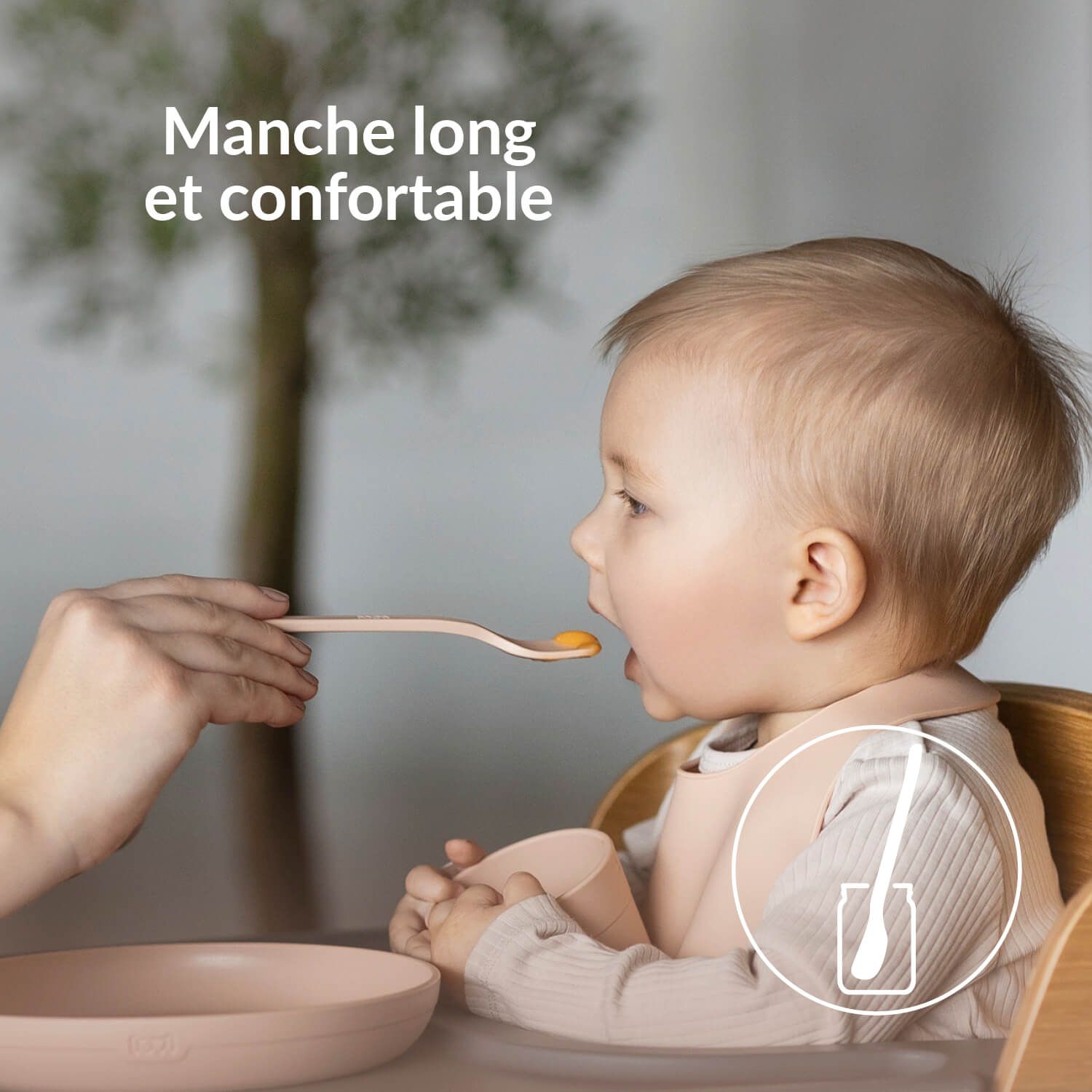 Bébé nourri avec une cuillère premier âge couleur nude, manche long et confortable
