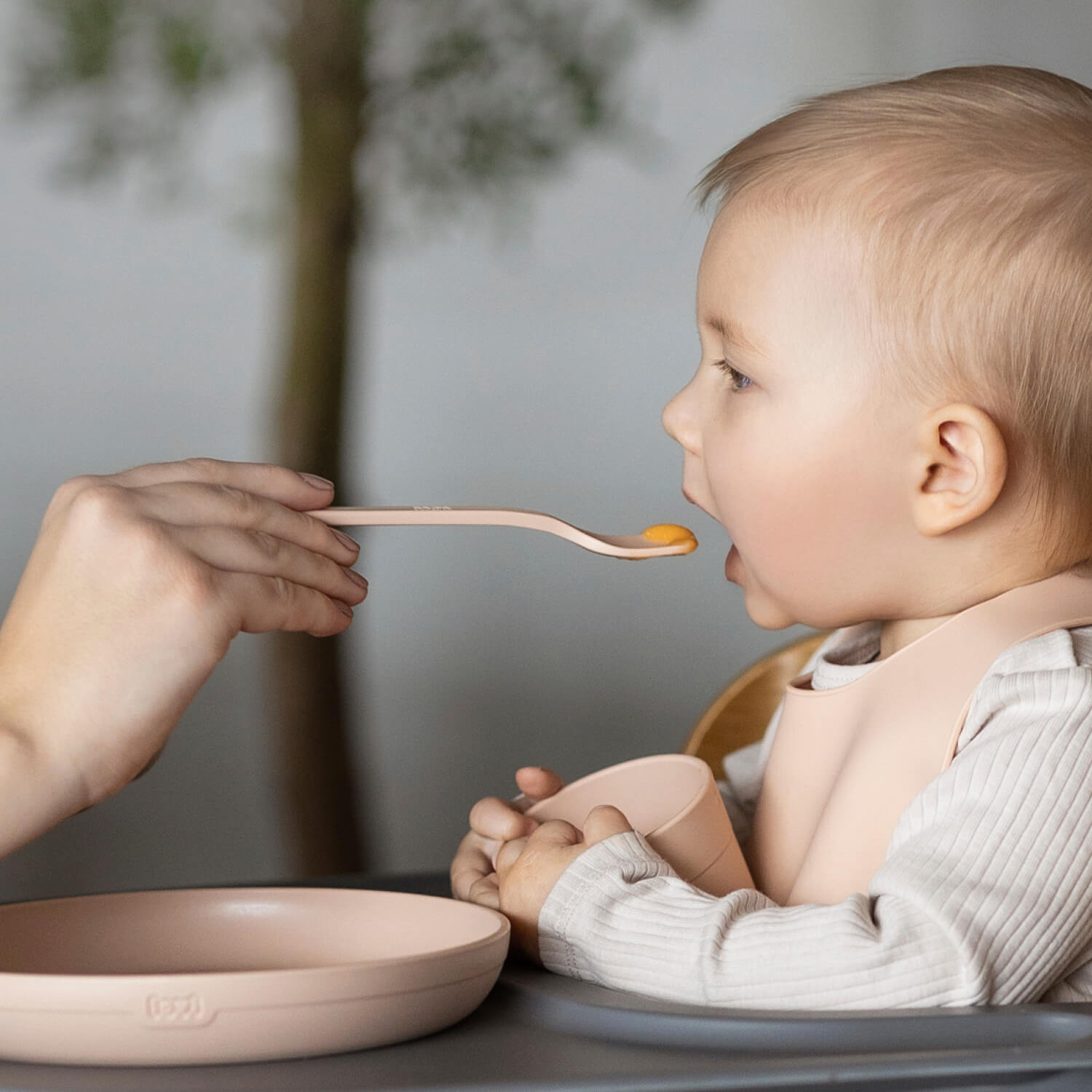 Bébé nourri avec une cuillère premier âge couleur nude