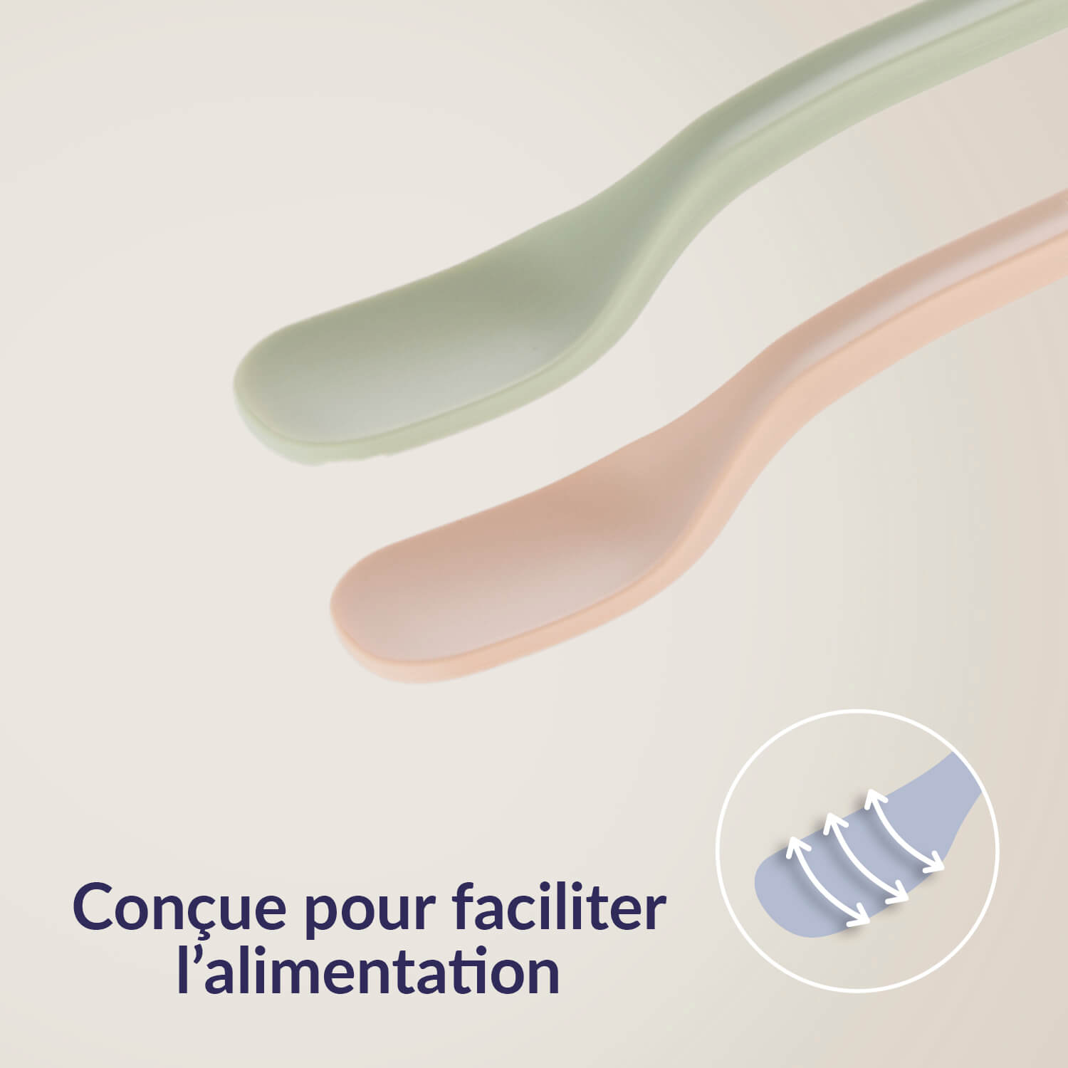 Deux cuillères premier âge couleurs pistache et nude, conçues pour faciliter l’alimentation
