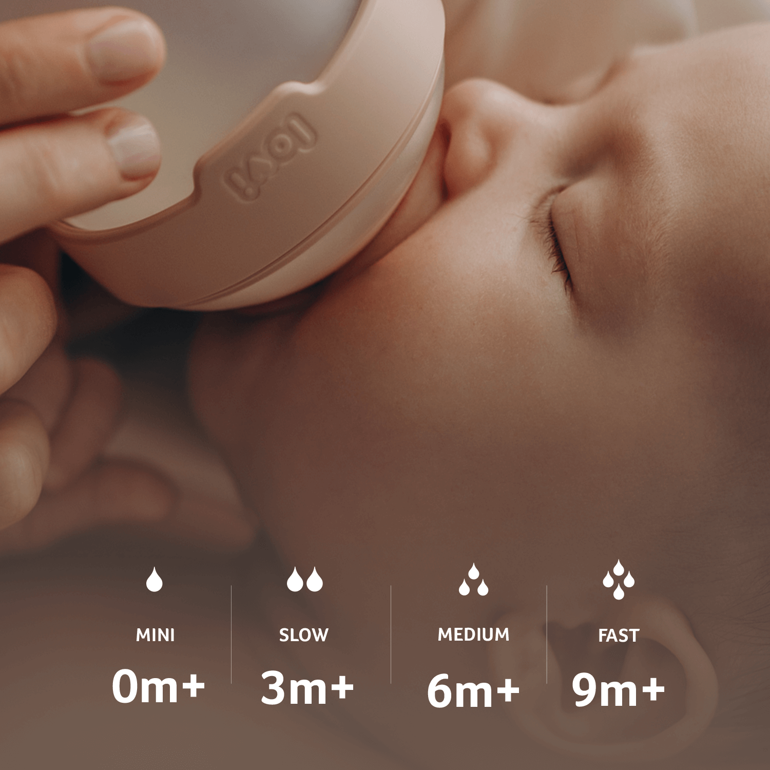 Bébé boit au biberon Mammafeel Difrax LOVI – tailles de tétine Mini, Slow, Medium, Fast, ensemble de luxe pour bébé nude.
