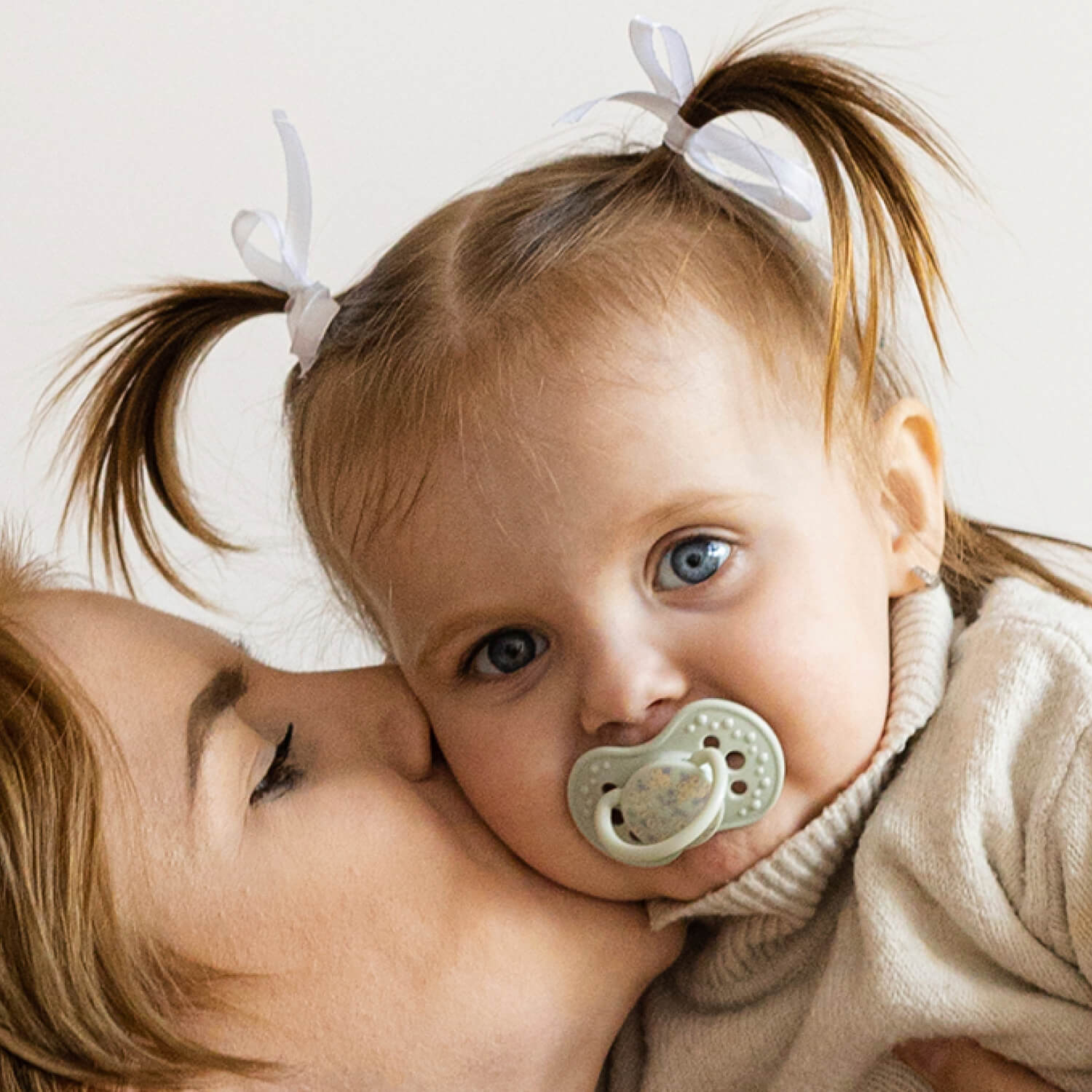 Mère tenant son enfant avec la sucette Difrax LOVI Blossom 18+ mois, Boy, silicone, petit bouclier, anneau phosphorescent, sans BPA