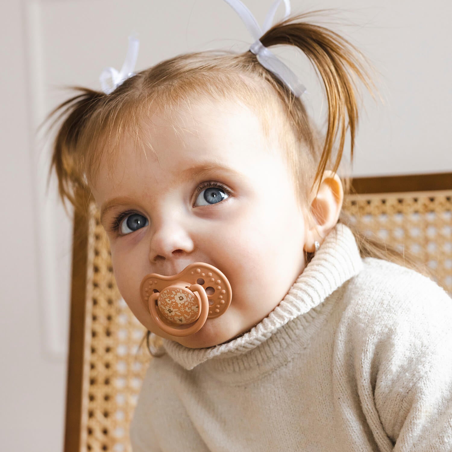 Enfant avec la sucette Difrax LOVI Blossom 18+ mois, Girl, silicone, petit bouclier, anneau phosphorescent, sans BPA