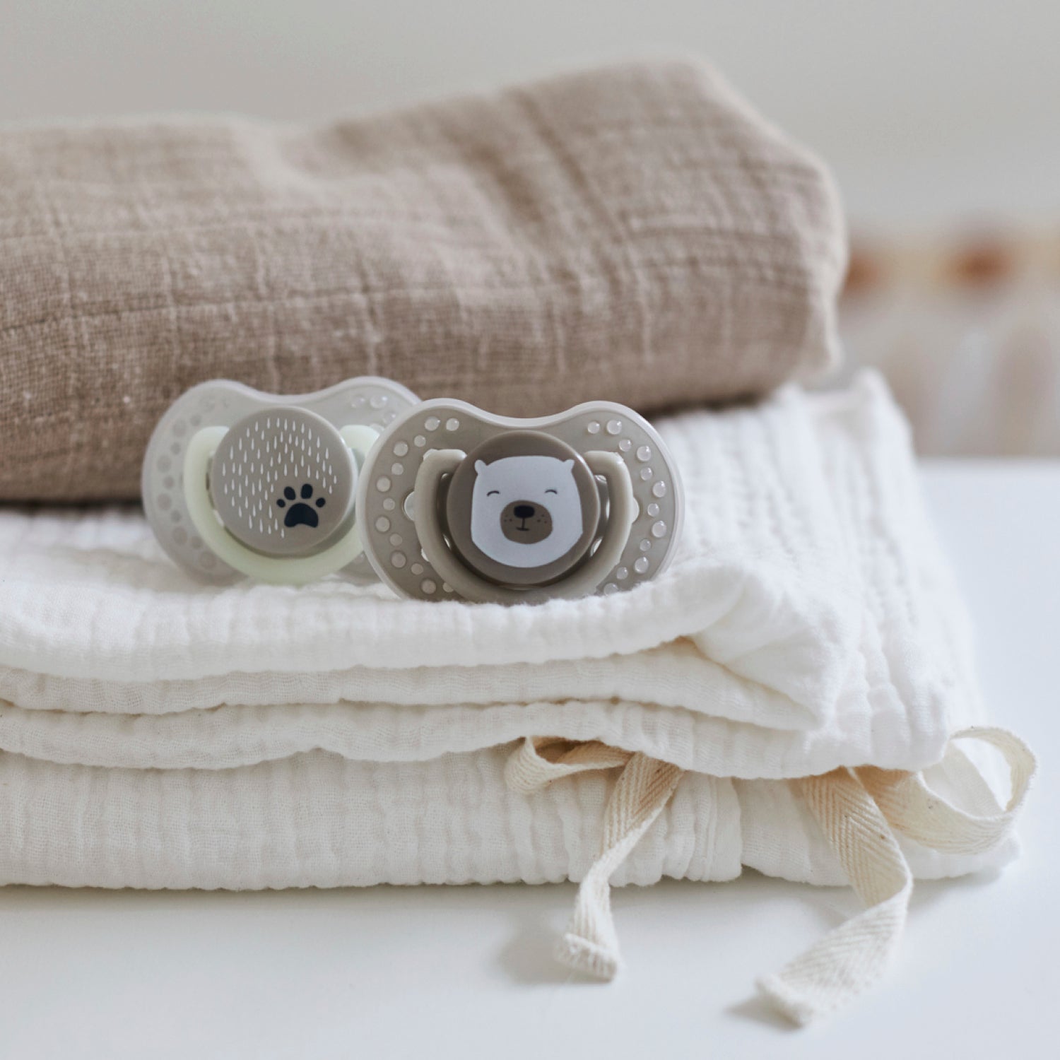 Sucette Difrax LOVI Buddy Bear Nouveau-né 0-2 mois, 2 pièces, silicone, petit bouclier, anneau phosphorescent, sur des tissus doux (photo d'ambiance)