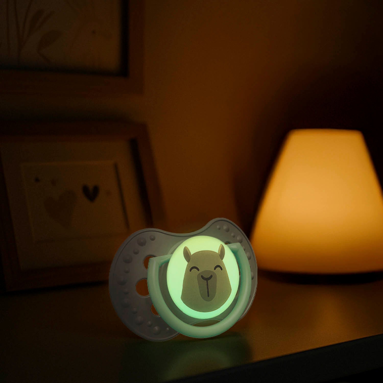 Photo d'ambiance de la sucette Difrax LOVI CapiChill 0-6 mois, Boy, silicone, petit bouclier, anneau Brille dans le Noir visible dans l'obscurité, sans BPA