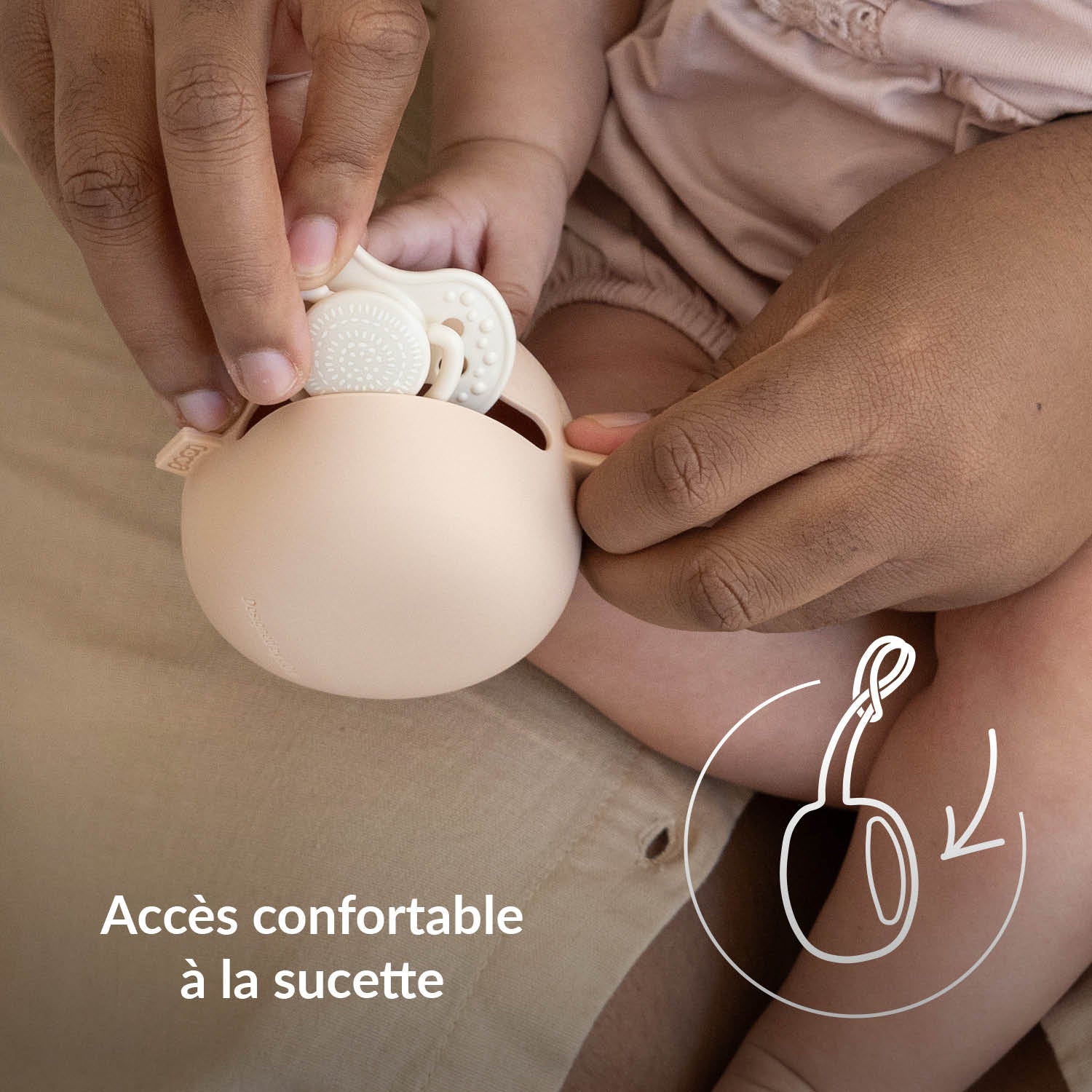 La sucette Prime est placée dans la boîte à sucette en silicone – toujours facilement accessible et pratique à ranger, faisant partie de l’ensemble de luxe Difrax LOVI.