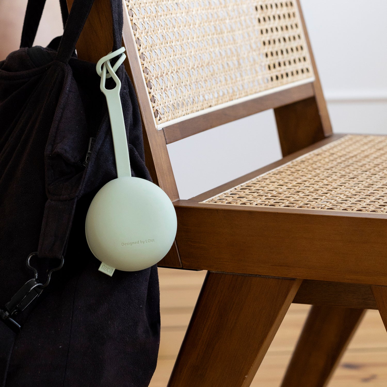 l'étui en silicone pour sucettes à la pistache est fixé à un sac.