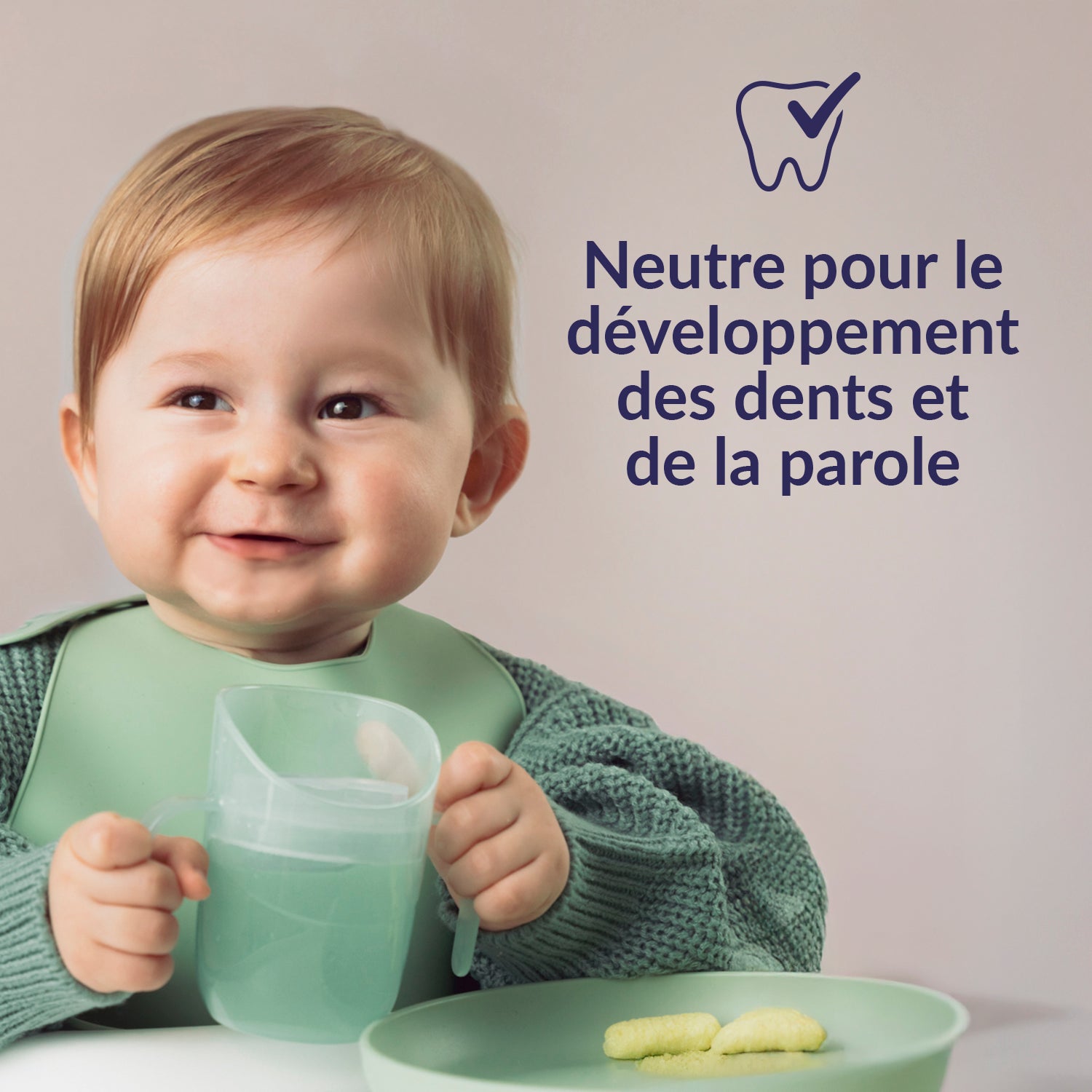 Enfant tenant avec un sourire le gobelet d’apprentissage Difrax LOVI Genius – neutre pour le développement du langage