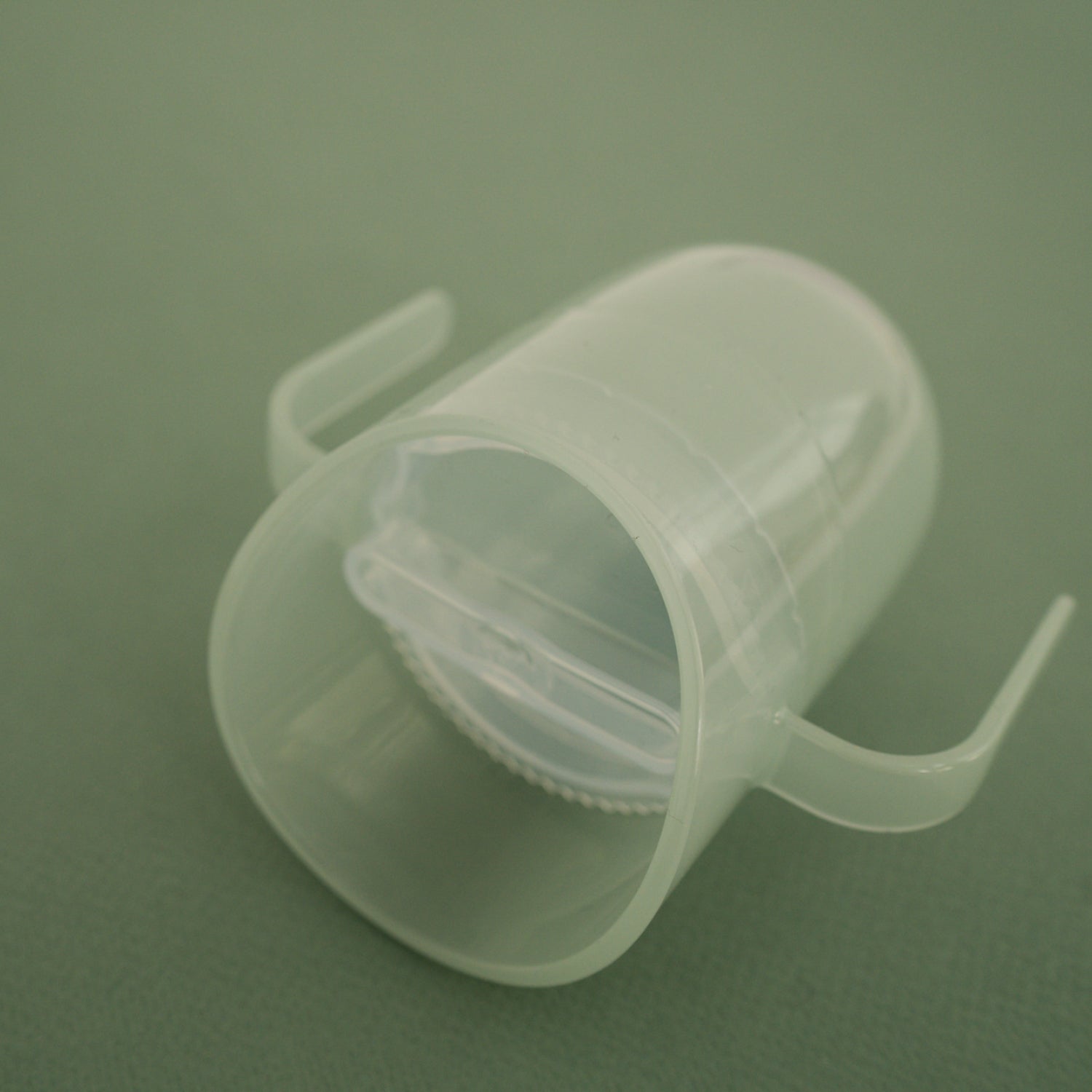 Gobelet d’apprentissage Difrax LOVI Genius couleur pistache sur une table – produit bébé élégant et fonctionnel
