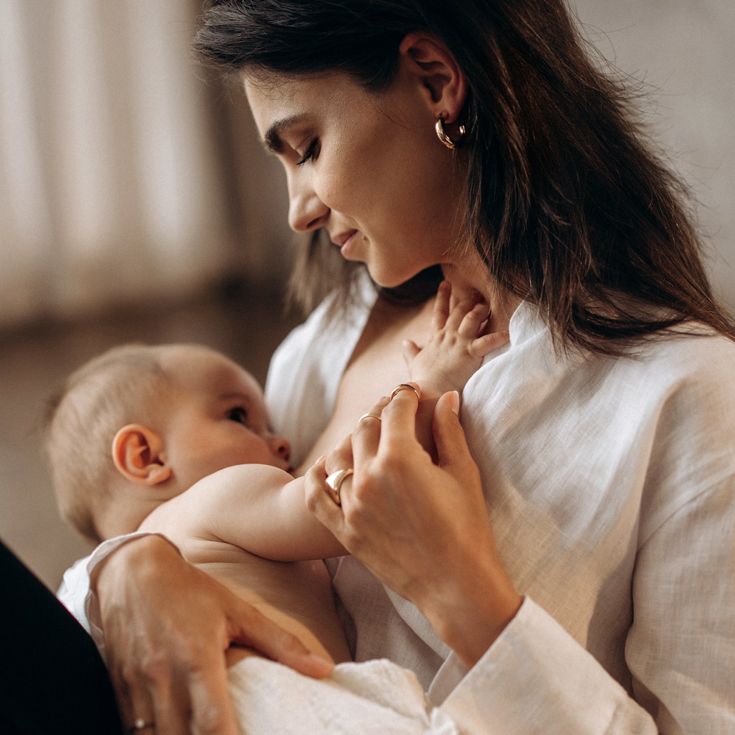 Maman allaitant son bébé au sein, moment de nourrissage naturel et intime