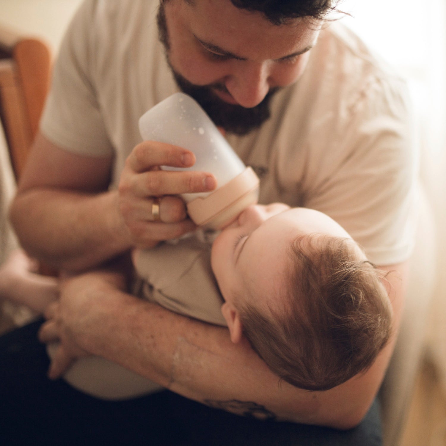 Un père nourrissant son enfant avec le biberon Mammafeel, idéal pour l’allaitement au biberon