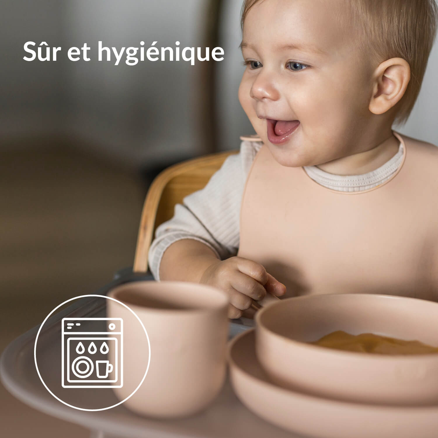 Bébé assis dans une chaise haute avec le set repas bébé couleur nude, sûr et hygiénique