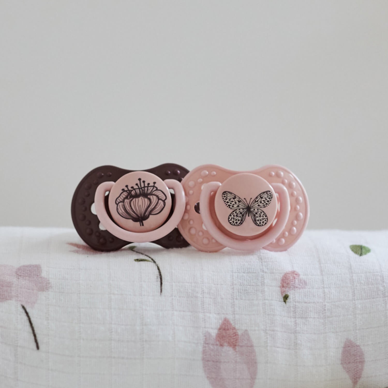 2 Sucette dynamique dans les couleurs rose et violet sur la table