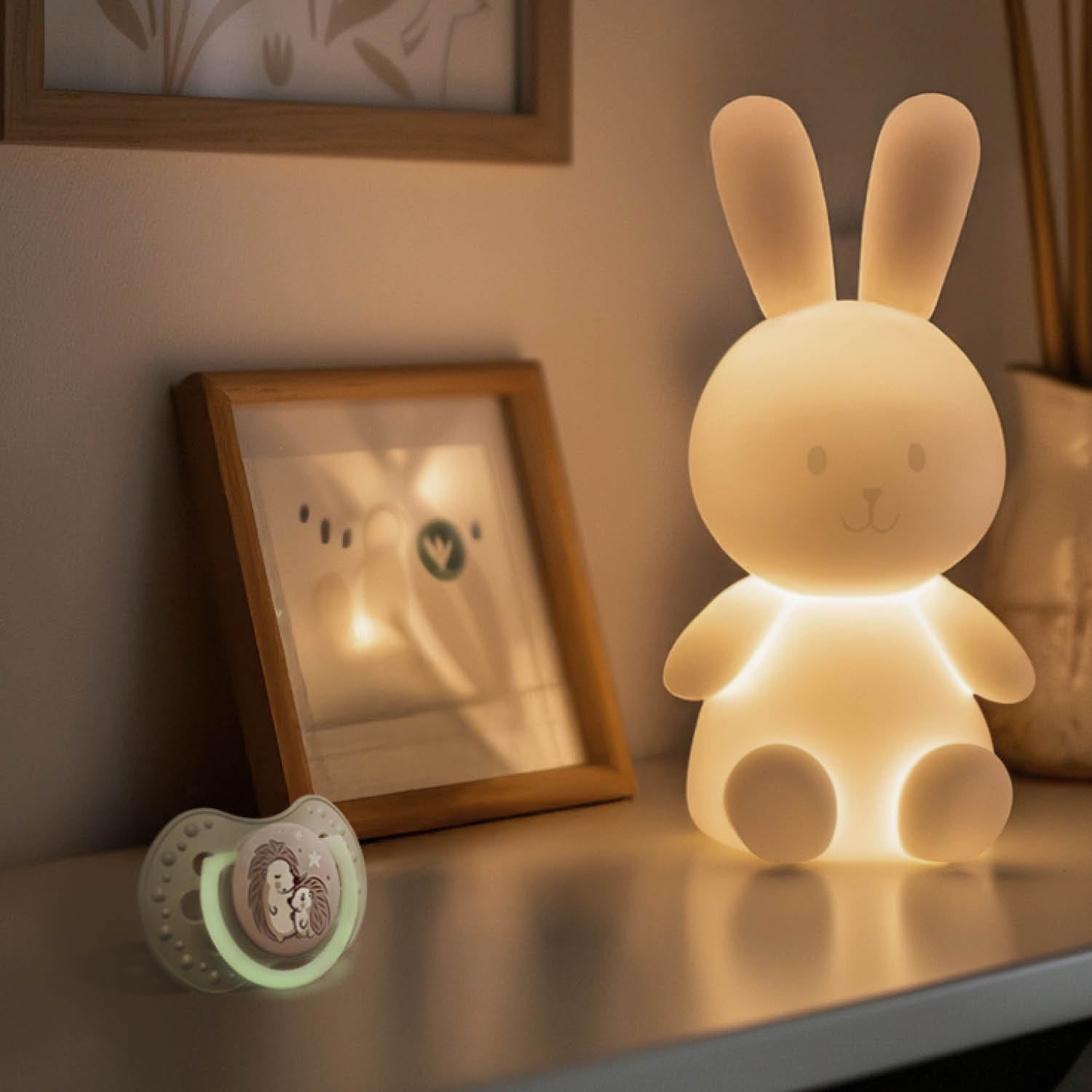 Une sucette phosphorescente est posée sur la table.