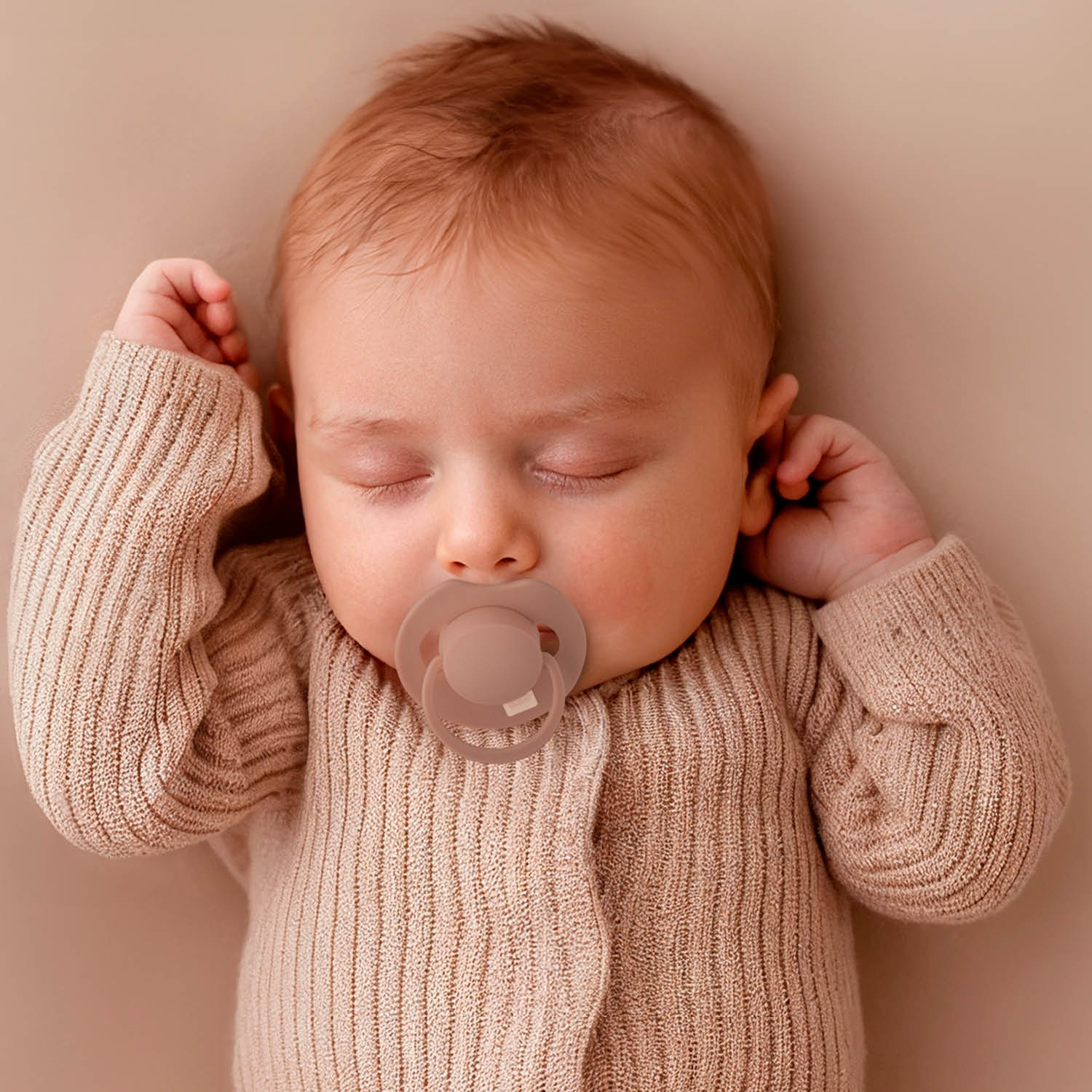 Bébé utilisant la sucette Prime Difrax LOVI couleur blush de l’ensemble de luxe pour bébé.