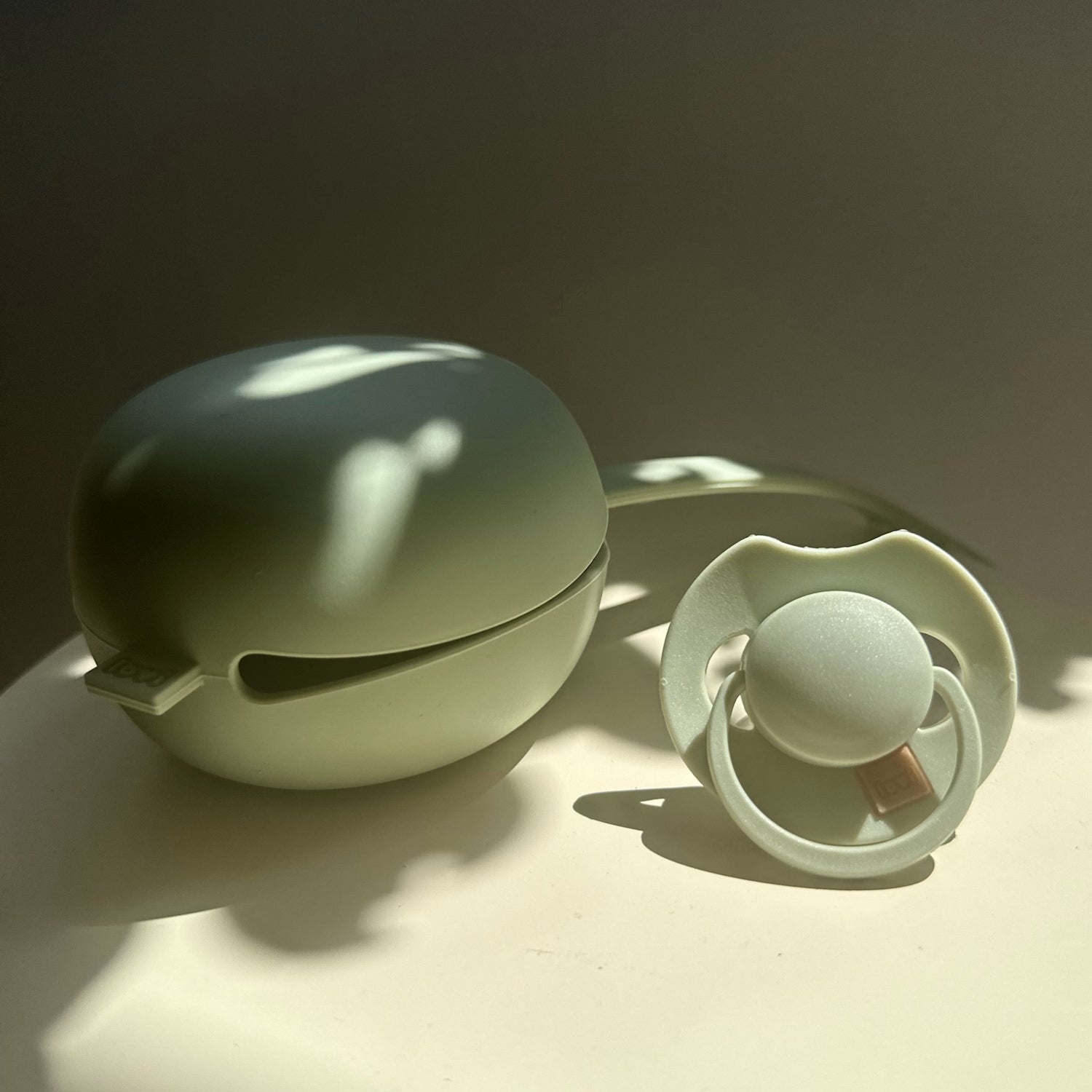 Une sucette vert dynamique avec l'étui à sucette en silicone
