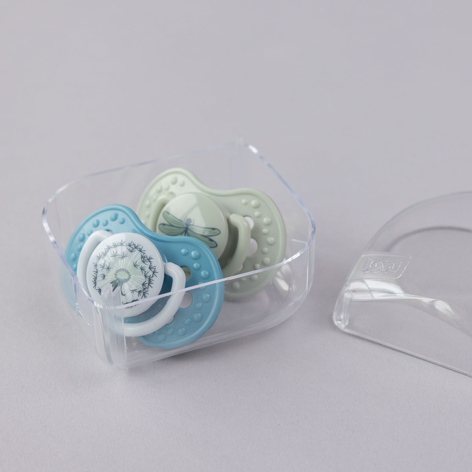 2 sucettes Botanic collection dans une boîte de rangement.