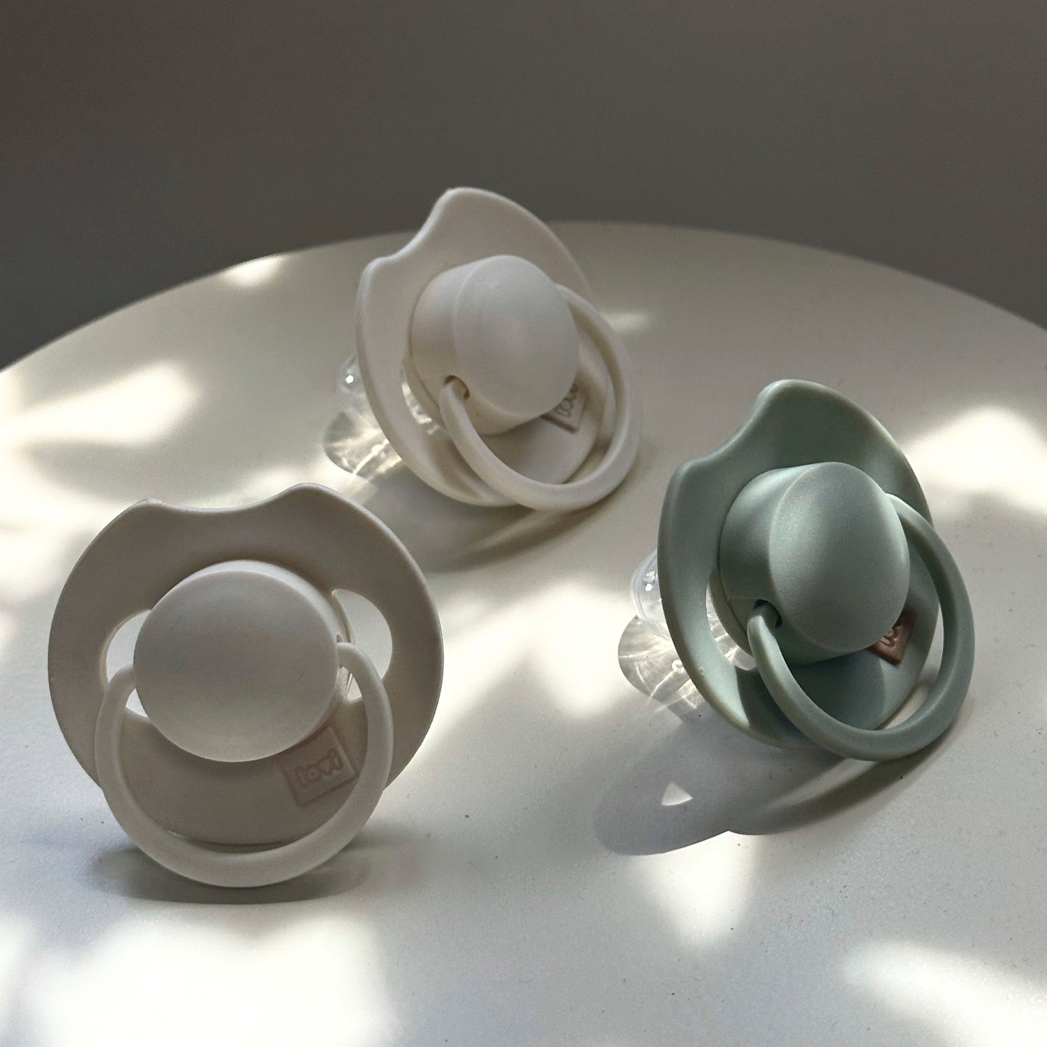 Trois tétines de la collection Prime en couleurs Coconut et Pistachio, adaptées pour bébé