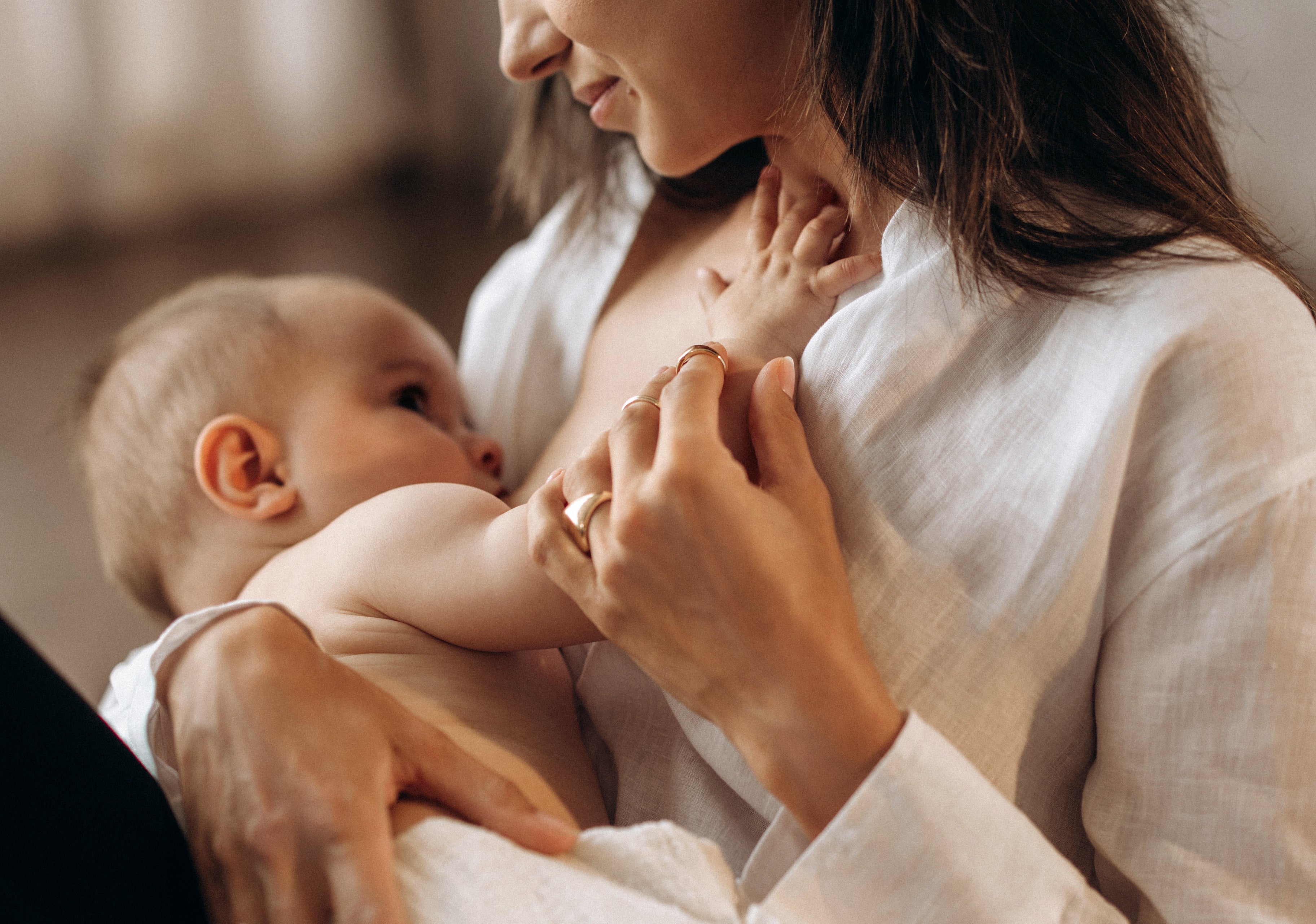Une mère allaite son enfant dans une ambiance chaleureuse