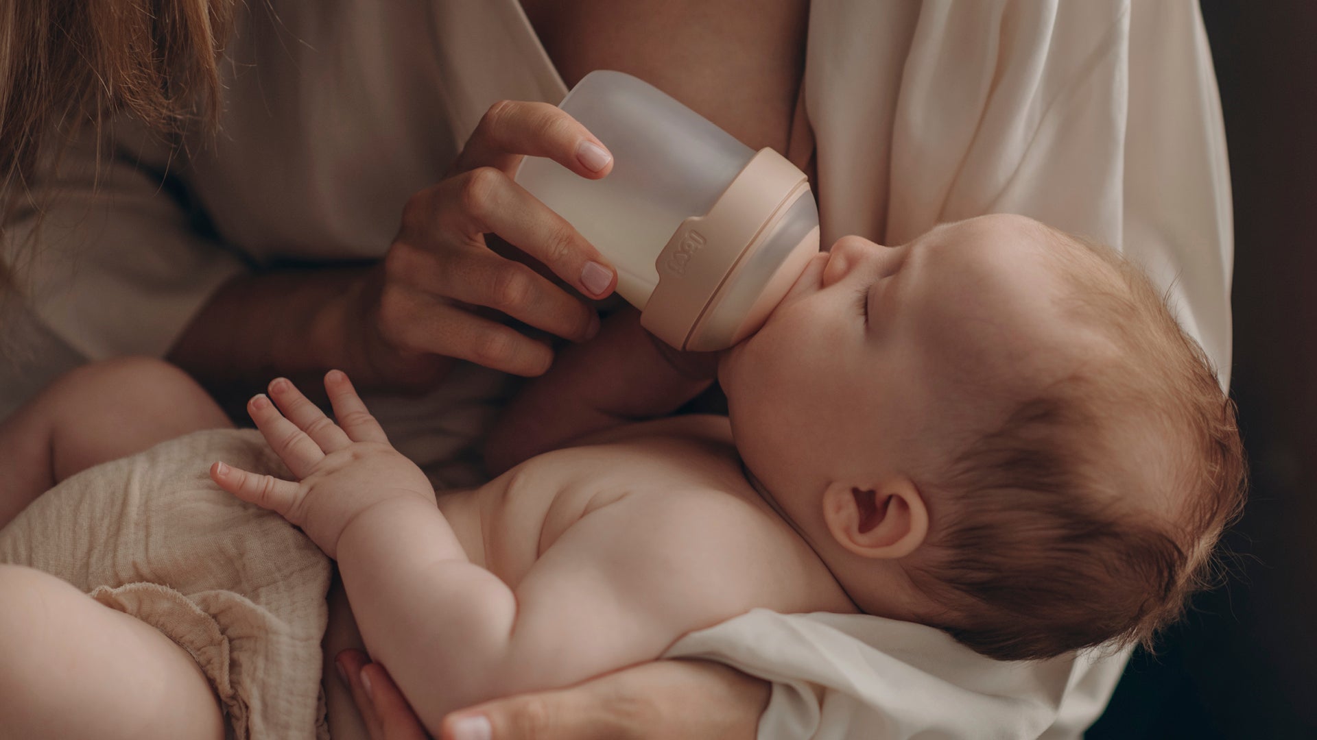 Bébé buvant au biberon anti-colique Difrax LOVI, conçu pour réduire les coliques et offrir une tétée confortable.