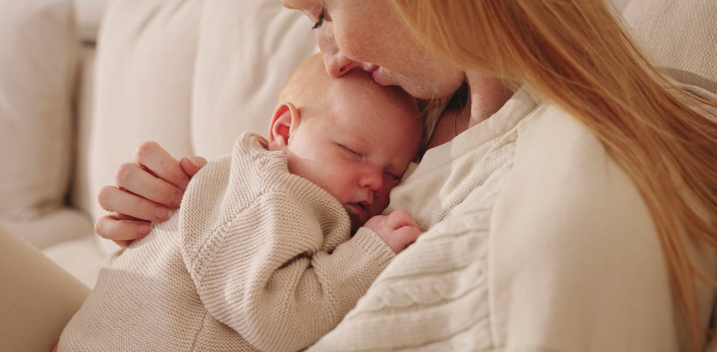 La mère câline son bébé