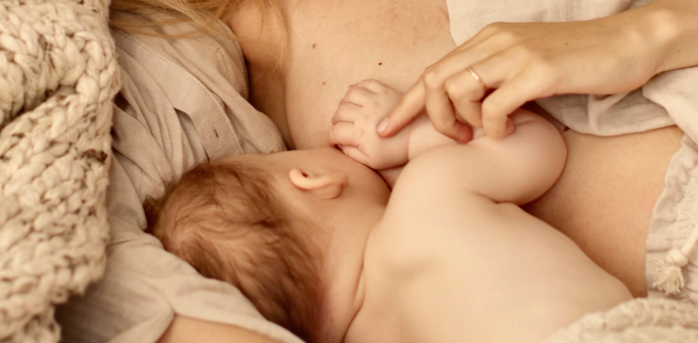 Bébé allaité avec du lait maternel aux multiples usages