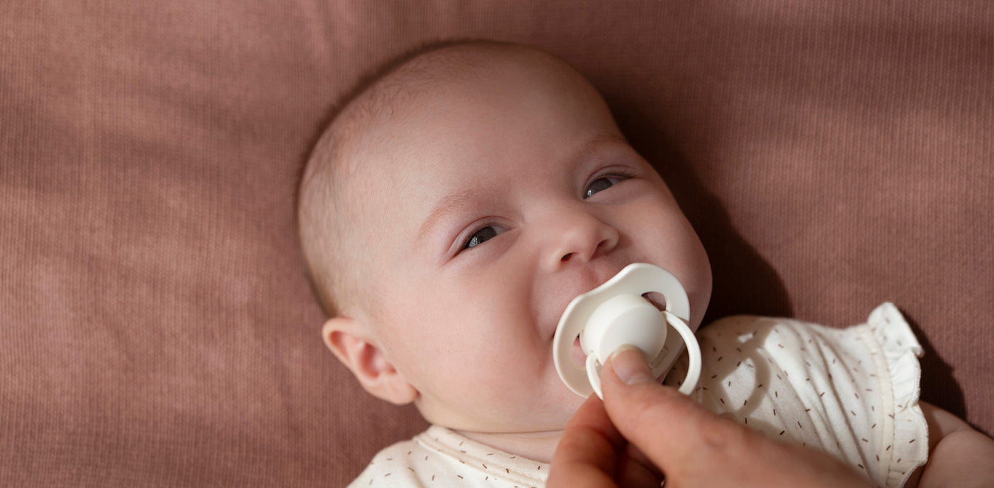 Bébé avec une sucette, illustrant l’utilisation et le choix adaptés