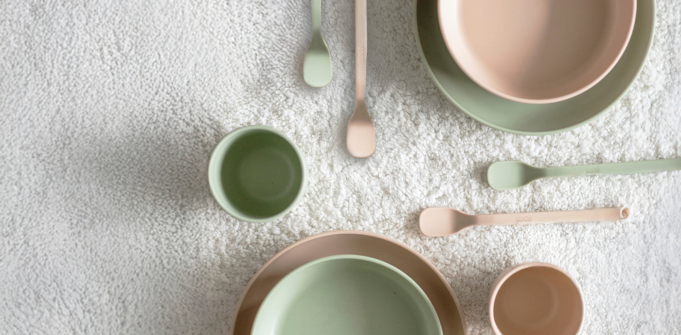 Bols et cuillères pour les premiers repas de bébé