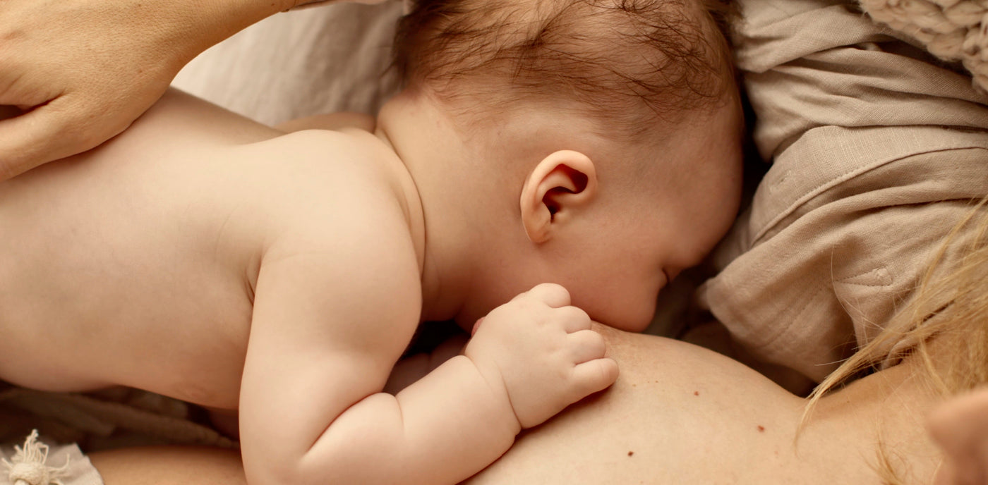 Le bébé dort près de sa mère