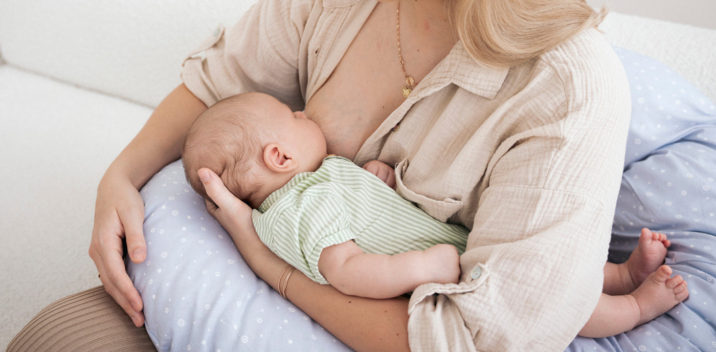 Le bébé est allaité par sa mère