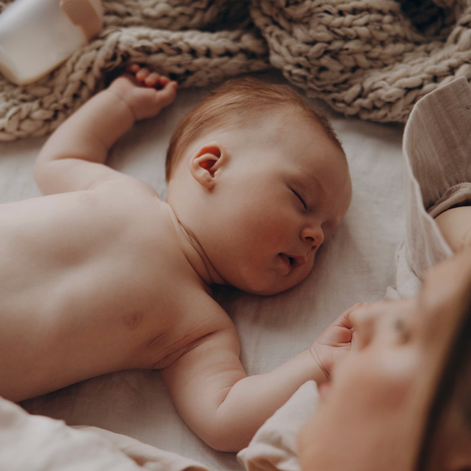 Bébé dormant paisiblement dans un environnement calme